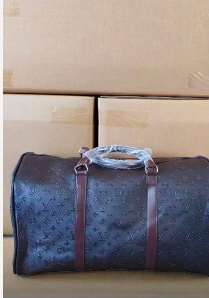 شنطة سفر سوداء بنقشة بارزة