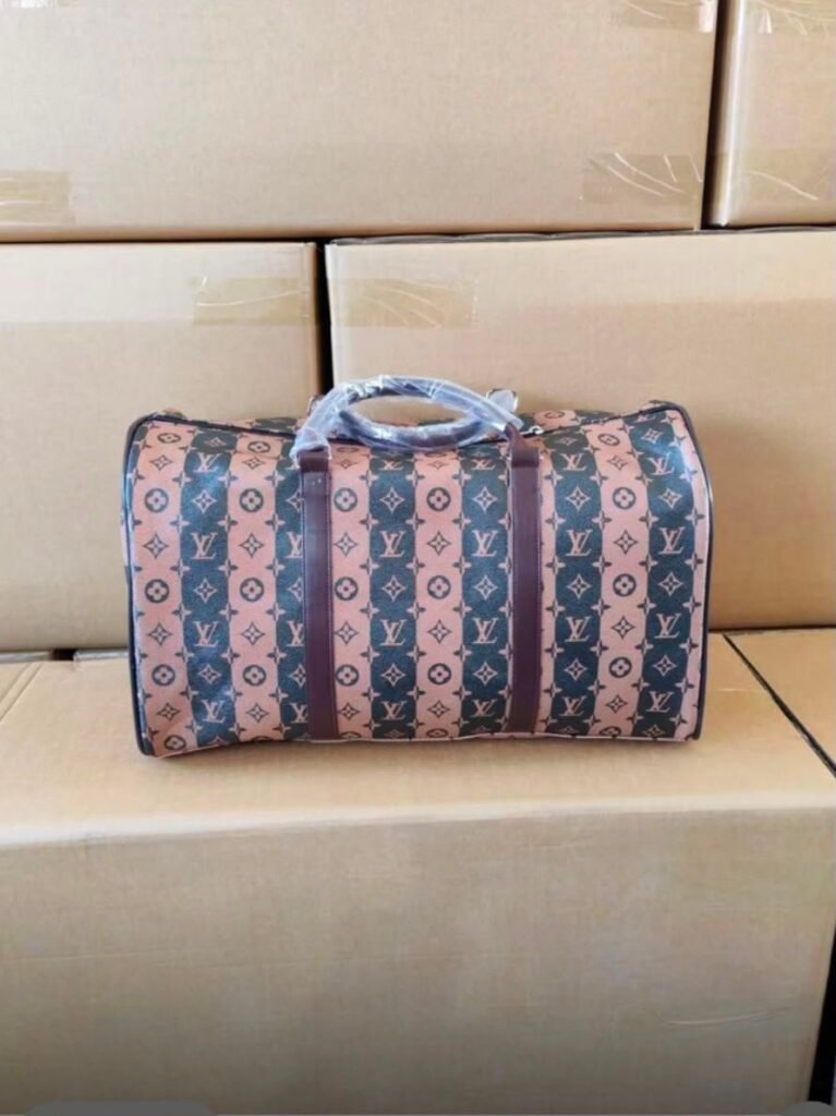 شنطة سفر مخططة وردي وأخضر