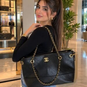 شنطة توت سوداء كبيرة