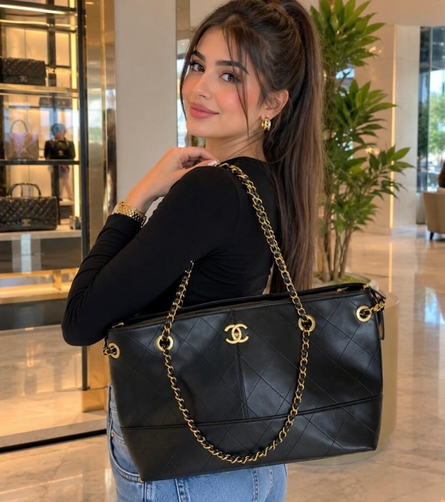 شنطة توت سوداء كبيرة