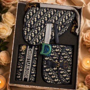 بكج أسود صغير بسلسلة