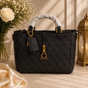 شنطة يد سوداء بميدالية حرف G