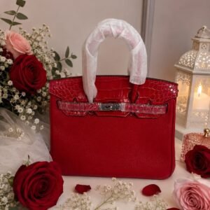 شنطة يد حمراء صغيرة