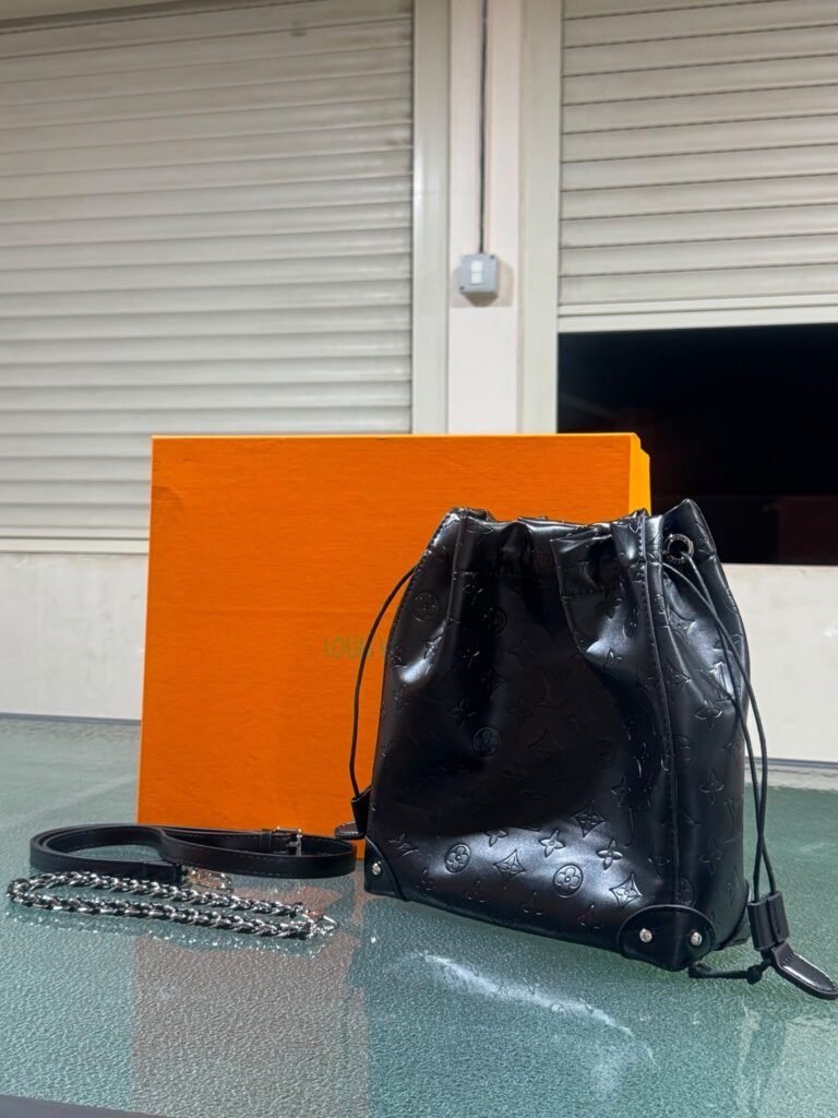 شنطة باكيت سوداء