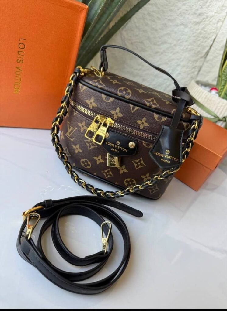 شنطة كروس سوداء مونوغرام