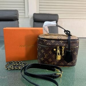 شنطة كروس سوداء مونوغرام مع صندوق