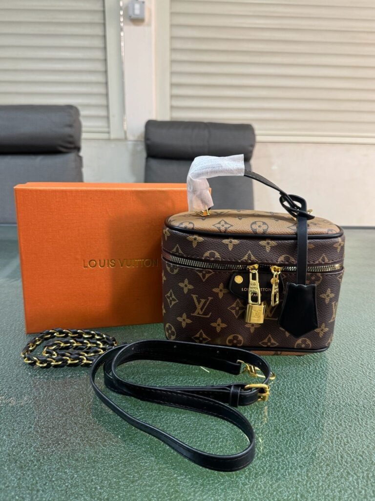 شنطة كروس سوداء مونوغرام مع صندوق