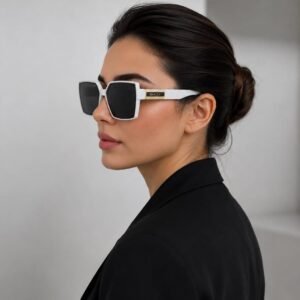نظارة شمسية بيضاء بإطار عريض