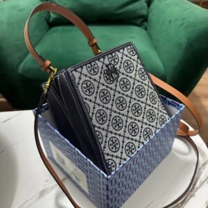 شنطة كتف بيضاء وزرقاء صغيرة