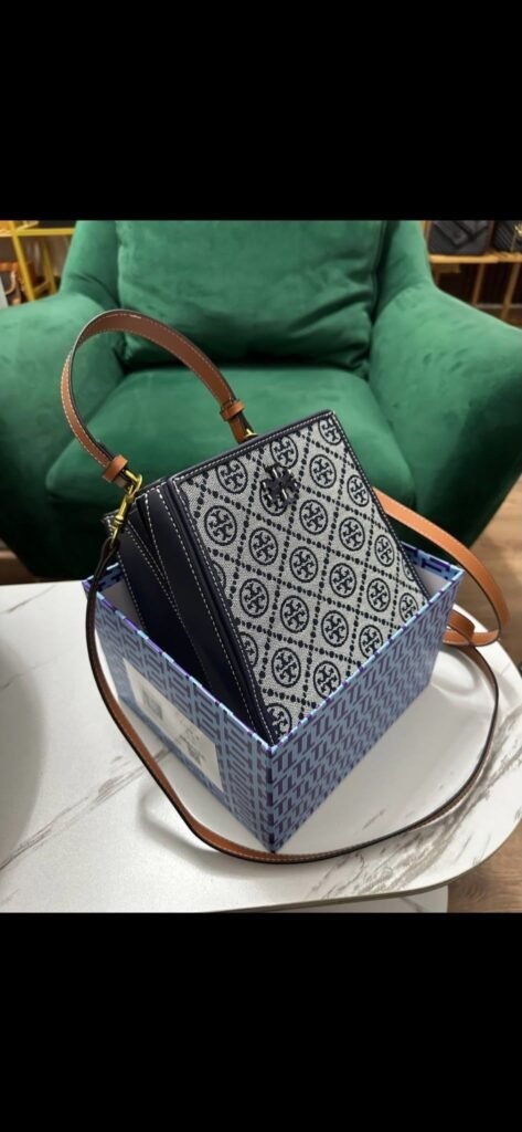 شنطة كتف بيضاء وزرقاء صغيرة